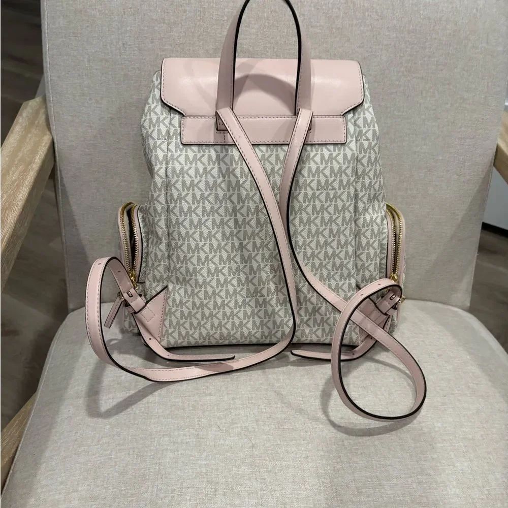 MICHAEL KORS
Jet Set Large Logo Backpack - Picture 4 of 9